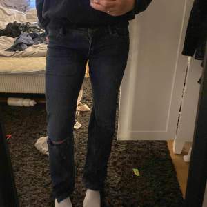 Vet inte märket men de är lågmidjade bootcut jeans med ett hål på vänster knä och slits ☺️ Innerbenslängd: 80cm Midja: 39