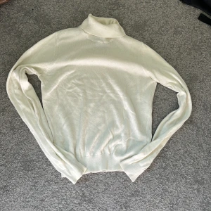 Vit turtle neck tröja - Vit stickad turtle neck tröja som är väldigt användbar 