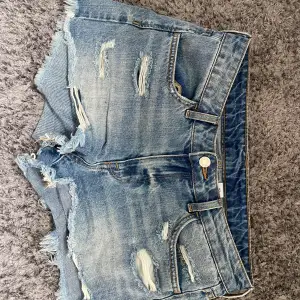 Fina jeansshorts som är lågmidjade och kortare, mycket fina och säljer pågrund av att dom är för små (så har inga bilder med dom på) 