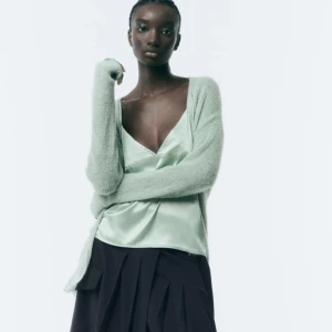 Zara linne  - Intressekoll på detta linnet från zara, stickad där bak och satin framtill. Använd en gång. 💕