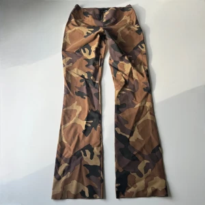 Bootcut byxor - Lågmidjade vintage bootcut byxor från Charlotte & Morgan. Midjemått: 78 cm, lite stretch. Innerbenslängd: 86 cm. Jag är 176 cm 💕