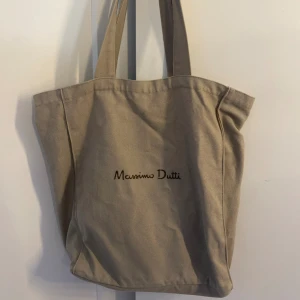  Massimo dutti väska  - Massimo dutti väska. Fint skick. Perfekt till sommaren. Väldigt rymlig. ❣️❣️❣️❣️❣️ 