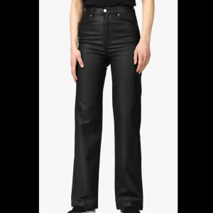 Dr denim jeans  - Dr denim Moxy Straight Svart Metal Jeans, nya med lapparna kvar. Väldigt stretchiga och formar sig superfint i rumpan. Tyvärr för stora för mig. Ser ut som läderbyxor. S/32