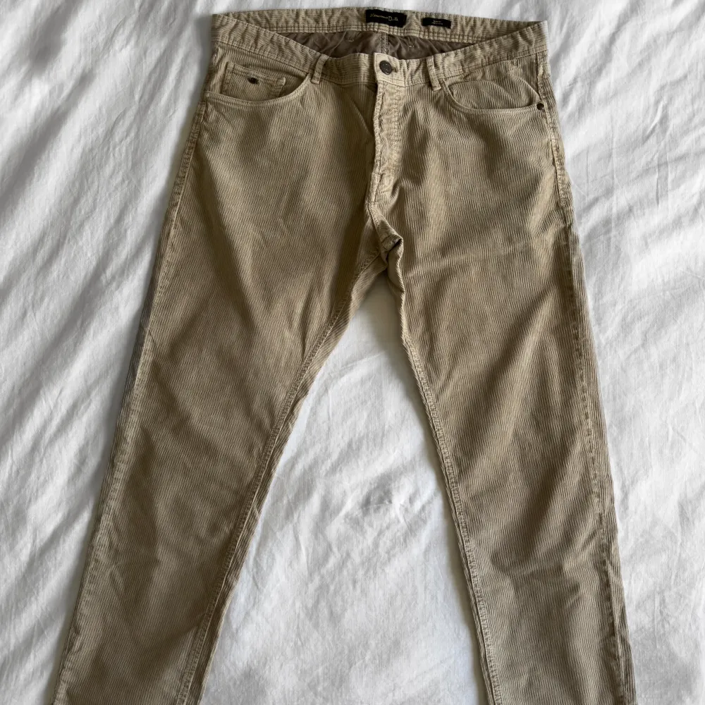 Snygga byxor från Massimo Dutti i mycket bra skick. Har använts endast ett par gånger. Storlek: 46. Jeans & Byxor.