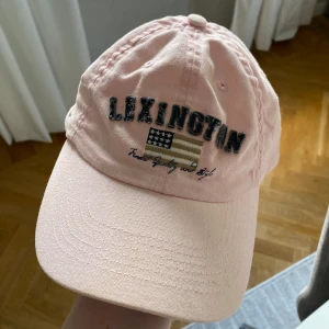 Keps  - Keps från lexington i rosa. Justerbar storlek. 