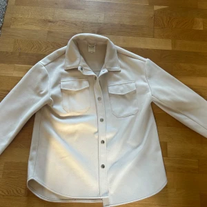 Skjort jacka - Beige skjort jacka, aldrig använd, endast provad