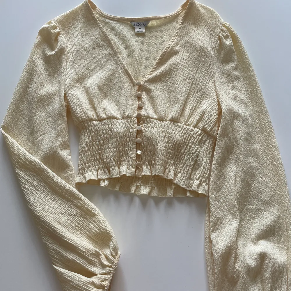 Långärmad fin blus från Monki, strl XS, färg gul/beige💕. Blusar.