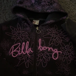 Billabong zip up - Lila/svart Zip up från Billabong i stl M men sitter som xxs🫶🏼 