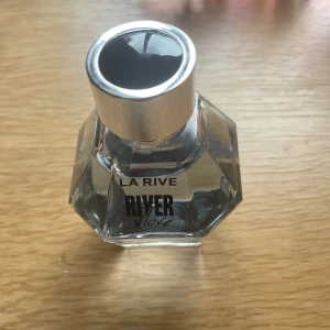 Parfym - Parfym från la rive knappt använd🌸