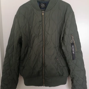 Snygg bomberjacka från Clockhouse - Märke: Clockhouse storlek: S Material: Nylon med foder av polyester  •Hel •Ren •Fin färg  ytludd/noppror: Nej  •Rökfritt hem •Katt finns i hemmet