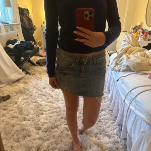 Jeanskjol - Skit najs jeanskjol mef massa slitningar! Köpt vintage så vet ej märke men så fin! Passar en xs/s