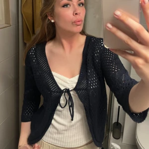 Virkad kofta  - Säljer denna supersöta virkade koftan med trekvartsärm (ish)😋storlek L men passar mig som har storlek s🫶🏻