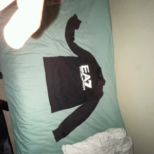  Säljer min EA7 tröja för jag använder inte den längre och sen är Solbeck. - EA7 äkta
