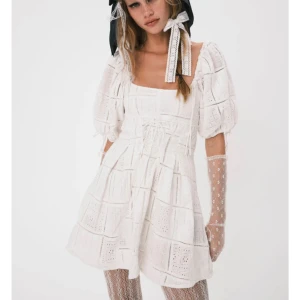 Vit klänning - Slutsåld klänning från For Love & Lemons, superfin till student och sommar! Helt oanvänd med lappen kvar, säljer då jag köpte två storlekar. Inköpspris 1 850kr. Priset kan diskuteras😊