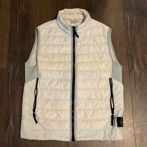 Stone island väst - Stone island väst i stl M Nyskick, perfekt till kvällen,vår,höst Lättvikt men varm Skick 10/10