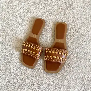 Otroligt snygga sandaler från ZARA med guldiga nitar. Använda två gånger förra sommaren, men fortfarande i mycket bra skick.