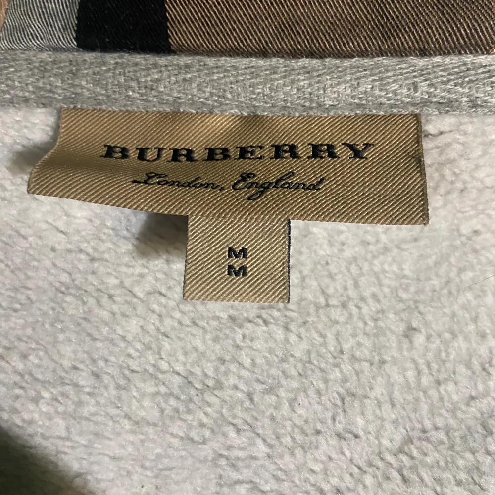 Hej säljer nu min burberry tröja då den inte passar mig, tröjan e använd i cirka 2-3 veckor men är så gott som ny, tröjan är i storlek M men skulle säga att den passar till S också . Hoodies.