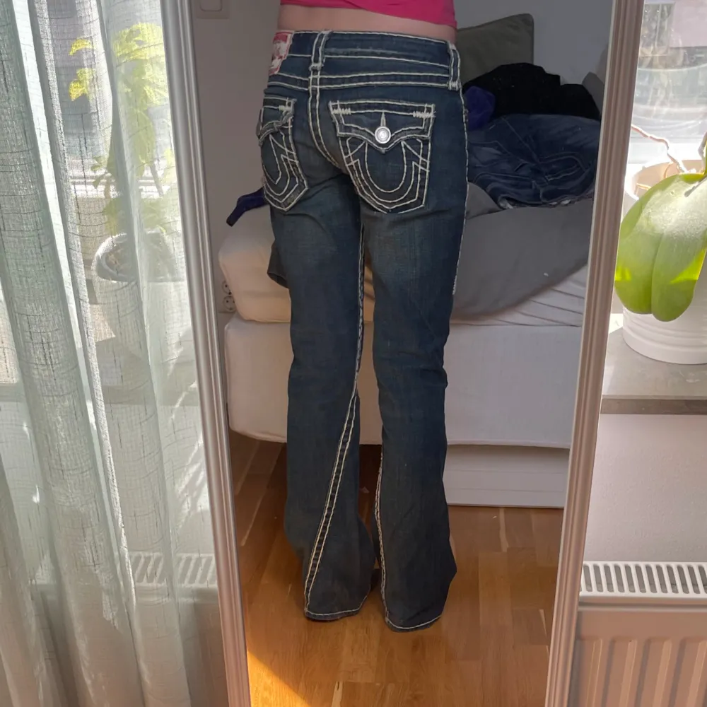 Så coola true religion jeans, dom är utsvängda och lågmidjade med tjock vita sömmar. Midjemåttet är 38cm och innerbenslängden är 76cm. Skriv om du undrar något💗. Jeans & Byxor.