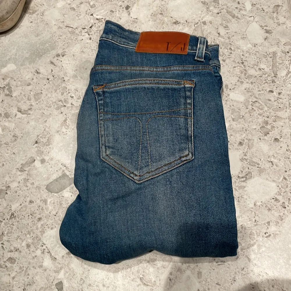 Hej! Vi säljer nu ett par riktigt snygga jeans ifrån tiger of Sweden | Strl: 30/30 Retail: ca 1700kr Skick: 10/10 | För Ytterligare frågor är det bara att skriva 🪄🪄. Jeans & Byxor.