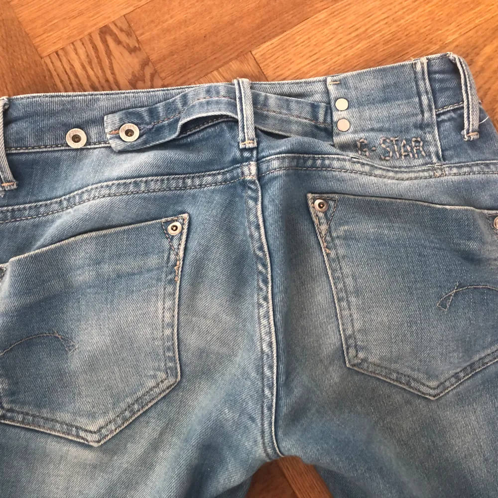 Lågmidjade jeans topp skick! Köpta second hand, säljer pga är för korta för mig. . Jeans & Byxor.