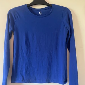 Tröja  - En fin helt ny tröja från Cubus den är endast testad. Super skönt material och superfin färg till sommaren. Den är i storlek S men passar även XS. Fler bilder kan skickas vid intresse. Frakt ingår ej.