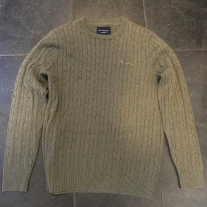 Bondelid stickad tröja - Säljer denna riktigt stiliga stickade tröjan från Bondelid. Den är i 10/10 skick och knappt använd. Nypris 700 kr men säljer betydligt billigare👍