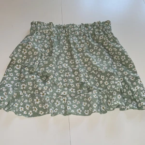 Mini kjol - En jättefin kjol från shein. Passade inte mig jättebra därför säljer jag kjolen! Storlek L men passar mer M skulle jag tro!🫶🏼