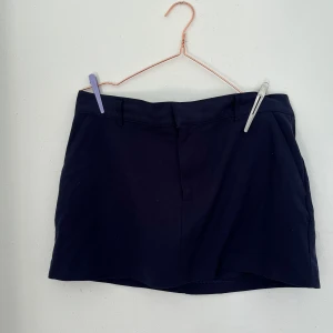 Kostymkjol - Marinblå kostym kjol i storlek L som är mindre i storlek. Passar bra på S&M också, beroende på hur man vill kjolen ska sitta