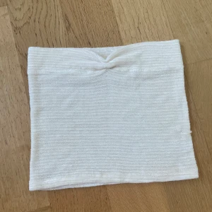 Bandeau topp - Supersöt och skimrande bandeau topp i vit/canpange🤍🤍