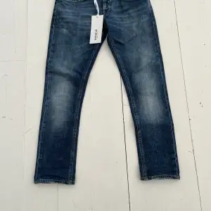 Tja, säljer nu mina Dondup george jeans då de har blivit för små. Skick 8/10. Tags medföljer vid köp. 