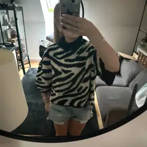 Intressebolag på min eftertraktade zebra tröja! Kan tänka mig sälja den för runt 700kr😍😍 priset kan vara diskuterbart 