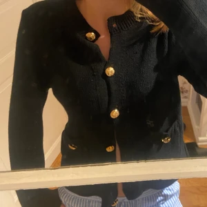 Svart kofta - Jättefin och ser lyxig ut! Använd runt 5 gånger kanske, bra skick!