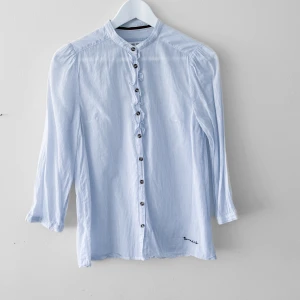 Tunn sommarblus - Tunn sommarblus Nyskick  Vit och blårandig 