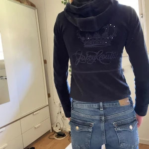 Juice couture tröja - Skit fin juice tröja💓 använd. Tyget är i fint skick men den har tappat de flesta diamanterna på som man ser på 3 och 4. Men det är inget man lägge större märkning på. Storlek XXS men passar även om man har mindre storlek. Bilder på kan skickas.