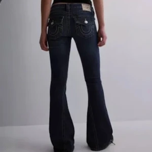 True religion jeans dam - Vid snabbt köp 800kr!😊Ett par jättesnygga jeans!! Toppen kvalite, köpte nya offline o då blev storleken fel… därför säljer jag! Absolut mina favorit byxor även fast jag inte kan ha dom❤️🫶🏼