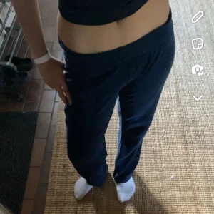 Juciy byxor - Finns en matchande kofta till också, antingen kan man köpa hela setet eller en. Bara byxor kostar 250kr och tröjan 250kr  Båda två= 500 