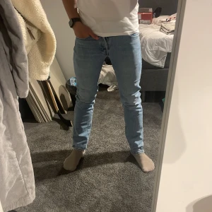 Levis 501 - Svin snygga Levis 501 i storleken 28/32, helt nya byxor! Säljer jeansen då de inte passar mig. Vid eventuella frågor tveka inte på att kontakta mig!