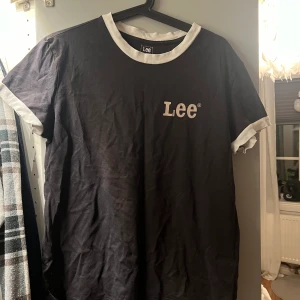 Lee T-shirt - Grå T-shirt från Lee med vita kanter Fint skick:)