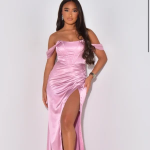 Balklänning OANVÄND - Jättefin rosa balklänning. Köpte den för 1000 kr säljer för 700 kr då den är för liten för mig 💗 jag är i storlek 36/38 och denna är i storlek S men passar en 34/36. Skriv för fler bilder kan visa den på ( trots att den är för liten på mig) 💗