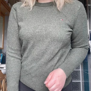 Tommy hillfiger ulltröja - Använd 1 gång och sen visste sambon inte att ulltröjor ska tvättas för hand i kallt vatten och lämnade honom utan uppsyn med tvättmaskinen vilket resulterade i att den från början var storlek L men slutade som en S Nypris ca 1200kr
