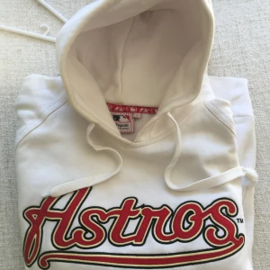 Hoodie majestic athletic  - Hoodie majestic Athletic .en stor ficka framme , som har två sidor för stoppa händer i . Jätte mysigt och varm .storlek i medium.längd på inne arm är 50cm och längd på tröja är 64cm . Bilden finns på hur jag tåg mått .jag har st 38 som är på bild. 