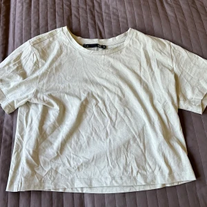 Croppad t-shirt  - Lite croppad t-shirt i en så fin ljusgrön färg🫶🏻 inga defekter, pris kan diskuteras! Storlek XS