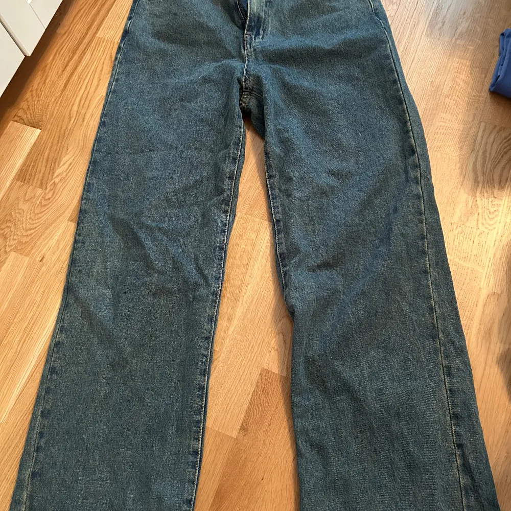 Använd 2-3 gånger, lite slitna då dem är lite långa så jag vek upp dem, men annars inga defekter, köpte den som L för att dem skulle sitta baggy vilket dem gjorde, passar mig som är S:). Jeans & Byxor.
