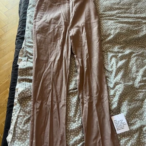 Tunna byxor - Säljer dessa byxor då det inte passade, helt nya aldrig använda🌼 