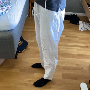 Linnebyxor  - Storlek S, enda defekten är lite smuts längst ner på byxorna😄