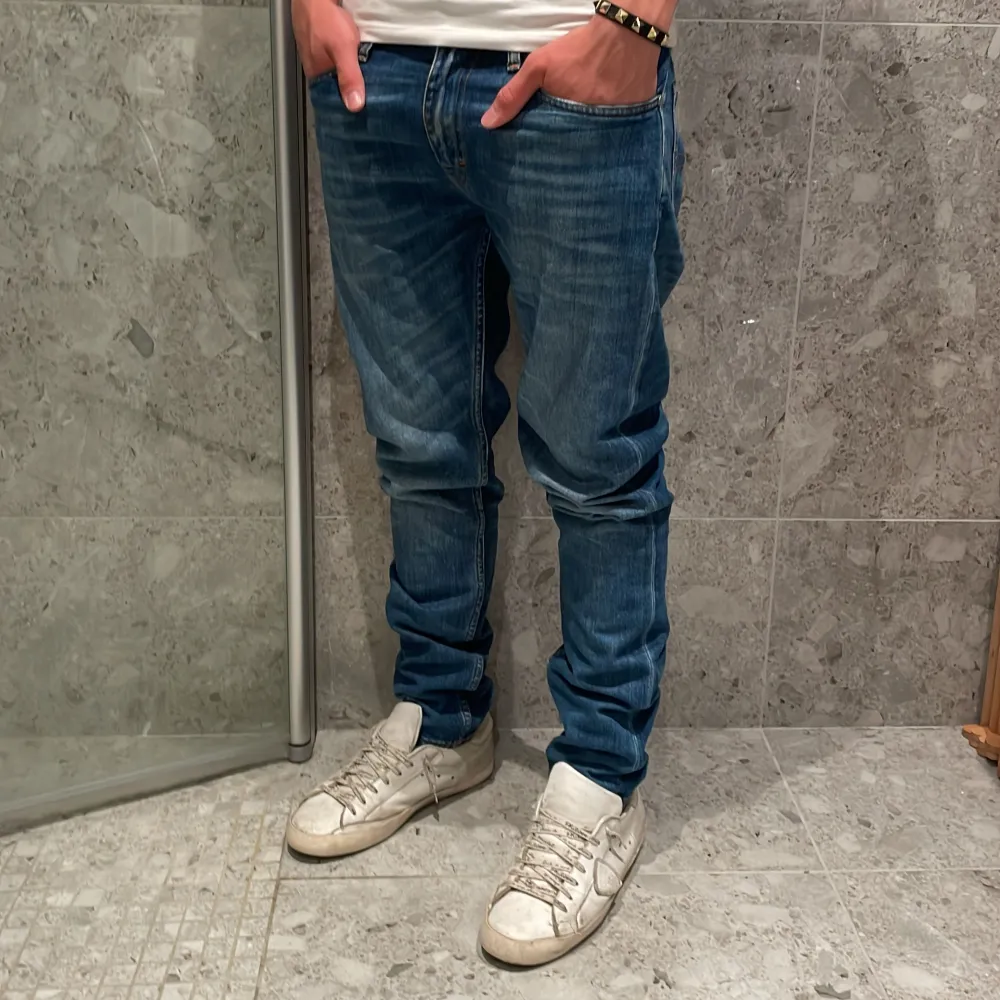 Hej! Vi säljer nu ett par riktigt snygga tiger of Sweden slim fit jeans | Strl: 30/32 Retail: ca 1700kr Skick: 9/10 | För Ytterligare frågor är det bara att skriva ✍️✍️. Jeans & Byxor.