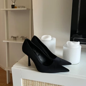 Klackar - Svarta pumps från Zara. Lite tecken på användning på själva klacken, annars absolut i bra skick utan andra skador/defekter. Säljer pga lite för stora. Klackhöjden är 8 cm
