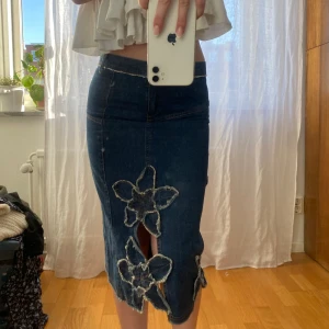 Vintage jeanskjol - Blå vintage jeanskjol med blommor🩷✨🦋 skulle säga den är i xs-s