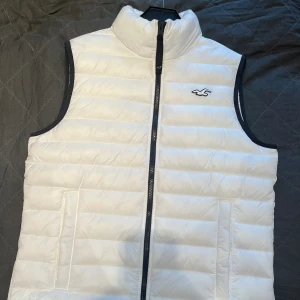 Dunväst Hollister - Riktigt fet dunväst från Hollister i strl S. Aldrig använd då den inte passar mig.  Lapparna sitter kvar! Nypris: 800 Mitt pris: 500