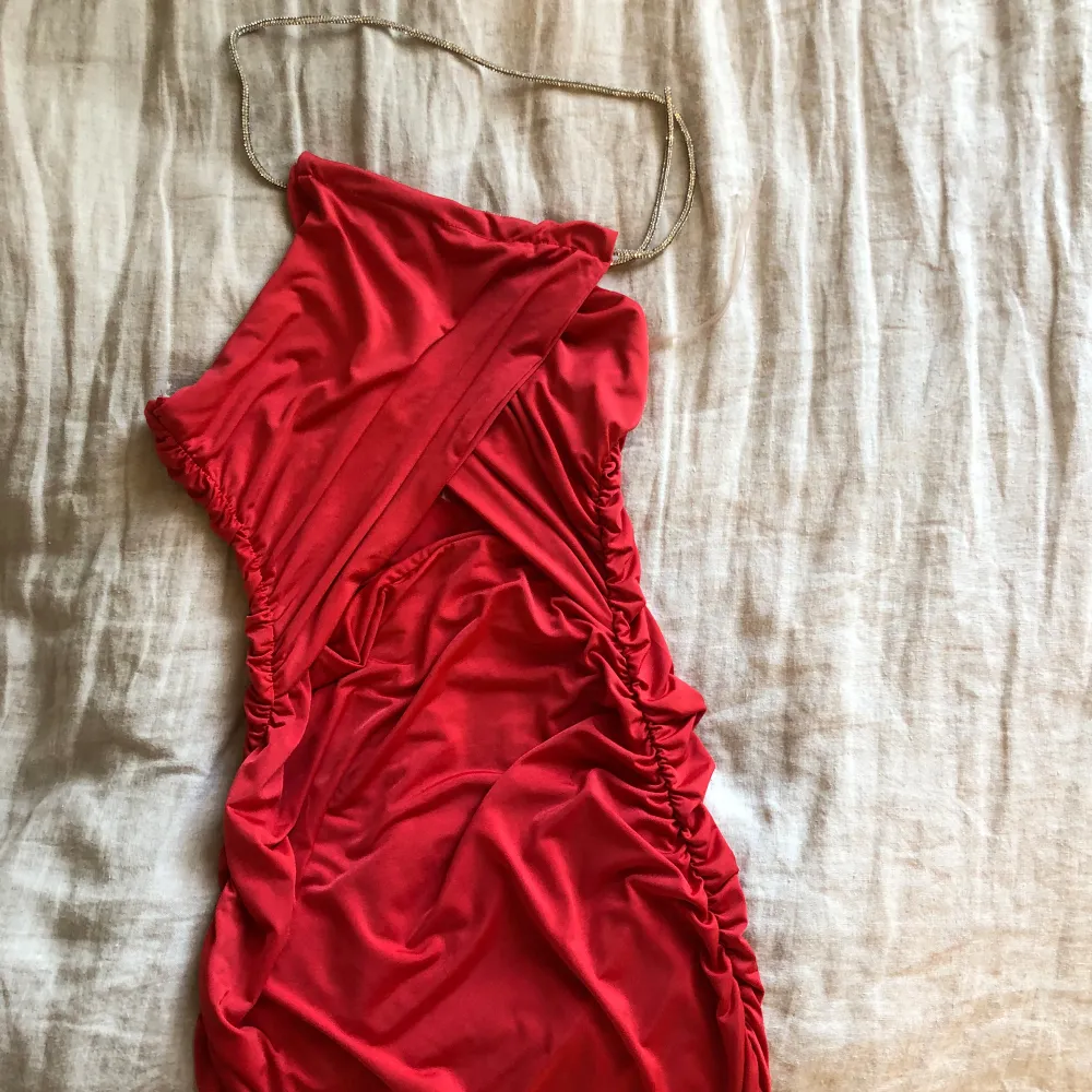 Röd klänning med strass band. Klänningar.